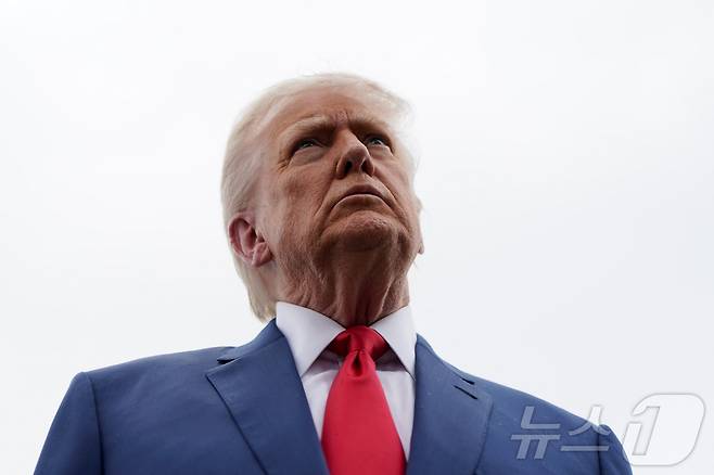 도널드 트럼프 미국 대통령이 8일(현지시간) 미국 뉴저지주 모리스타운 시립공항에서 기자들과 만나 로스앤젤레스(LA)에서 발생한 시위를 진압하기 위해 주방위군을 동원한 것과 관련, "폭력을 용납하지 않을 것＂이라고 말하고 있다. 트럼프 대통령은 그러면서도 보다 강력한 '반란법'은 아직 발동할 계획이 없다고 밝혔다. 2025.06.08 ⓒ 로이터=뉴스1 ⓒ News1 류정민 특파원