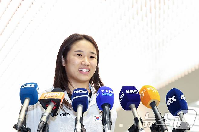 배드민턴 여자 단식 세계랭킹 1위 안세영이 9일 오전 인천국제공항을 통해 귀국해 인터뷰를 하며 환하게 웃고 있다. 안세영은 지난 8일 인도네시아 자카르타에서 열린 세계배드민턴연맹(BWF) 월드투어 슈퍼 1000 인도네시아오픈 결승에서 중국의 왕즈이에 세트스코어 2대1로 승리하며 4년 만에 대회 정상에 올랐다. 2025.6.9/뉴스1 ⓒ News1 민경석 기자