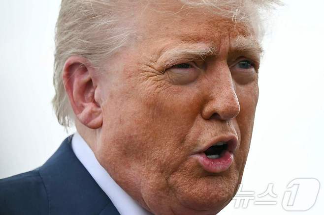 도널드 트럼프 미국 대통령이 6월 8일 뉴저지주 모리스타운의 모리스타운 시립공항에서 캠프 데이비드로 가는 길에 기자들의 질문에 답하고 있다. 2025.6.8 ⓒ AFP=뉴스1 ⓒ News1 강민경 기자