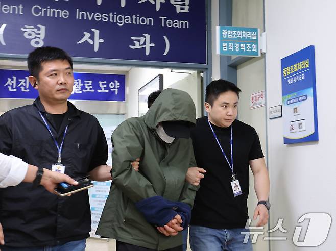 진도에서 차량을 바다에 빠뜨려 일가족을 숨지게 한 40대 가장이 지난 4일 오전 구속 전 피의자심문(영장실질심사)을 위해 광주 북부경찰서 유치장을 나서고 있다. 2025.6.4/뉴스1 ⓒ News1 박지현 기자