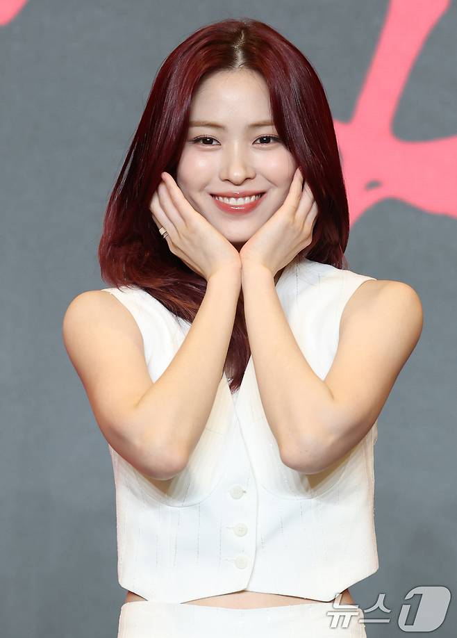 그룹 있지의 류진이 9일 서울 송파구 잠실로 소피텔 앰배서더 서울 호텔에서 열린 새 미니 앨범 'Girls Will Be Girls' 발매 기념 기자간담회에 참석해 포즈를 취하고 있다. 2025.6.9/뉴스1 ⓒ News1 권현진 기자