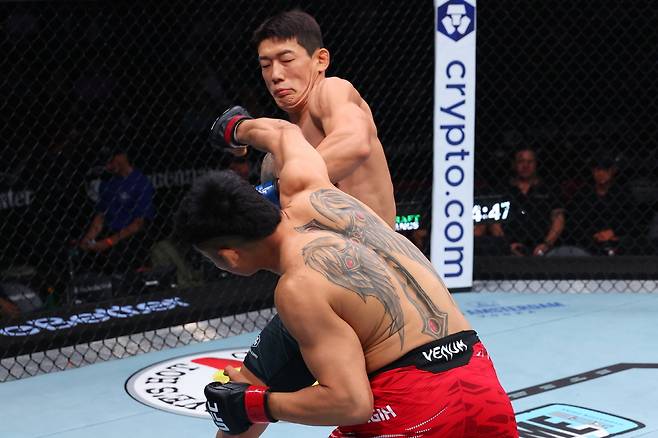 유주상이 8일(한국시간) UFC 데뷔전에서 사라기와 대결하고 있다.(UFC 제공)