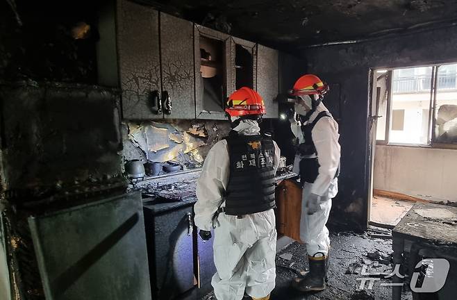현장 감식 중인 화재조사관들.(전북소방본부 제공. 재판매 및 DB금지)