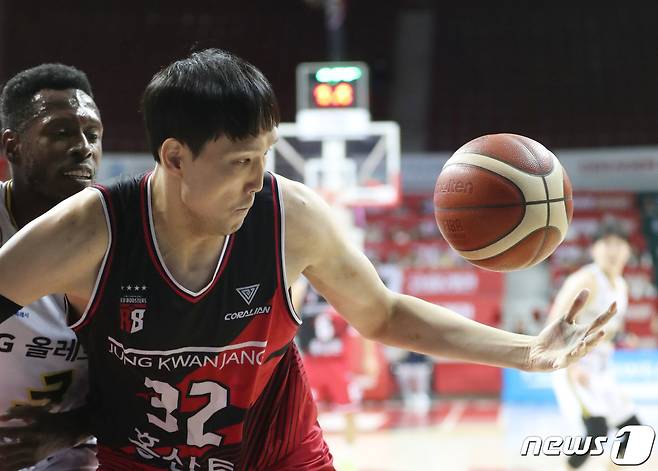 이종현은 안양 정관장과 1년 계약을 맺은 뒤 은퇴 절차를 밟았다. 이후 해외 진출을 추진하는 중이다. 뉴스1 DB ⓒ News1 김영운 기자