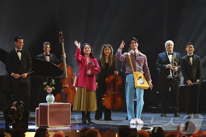 9일 오전(한국 시각) 미국 뉴욕 라디오시티 뮤직홀에서 열린 제78회 토니상 시상식에서 '어쩌면 해피엔딩'의 남녀 주연 배우 헬렌 제이 셴(Helen J Shen)과 대런 크리스(Darren Criss)가 공연을 펼치고 있다. ⓒ 로이터=뉴스1 ⓒ News1 정수영 기자