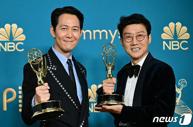 넷플릭스 드라마 '오징어 게임'의 주연 배우 이정재와 황동혁 감독(오른쪽) ⓒ AFP=뉴스1 ⓒ News1