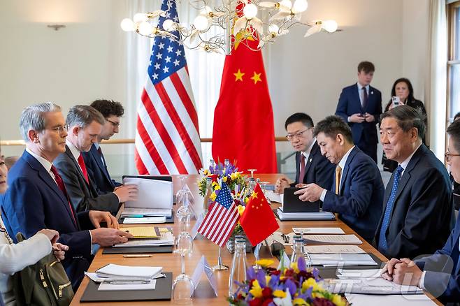 스콧 베센트 미국 재무부 장관, 제이미슨 그리어 미국 무역대표부 대표, 허리펑 중국 부총리, 리청강 중국 국제무역대표부 대표 겸 상무부 부부장이 10일(현지시간) 스위스 제네바에서 미중 양자 고위급 무역 협상을 개최했다. 2025.05.10 ⓒ 로이터=뉴스1 ⓒ News1 정은지 특파원