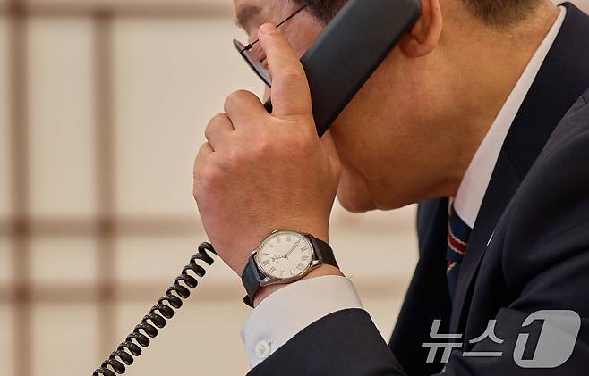 이재명 대통령이 9일 서울 용산구 대통령실에서 이시바 시게루 일본 총리와 전화 통화를 하고 있다. 사진은 이 대통령이 착용한 OST 달빛정원 시계. (대통령실 제공. 재판매 및 DB 금지) 2025.6.9/뉴스1