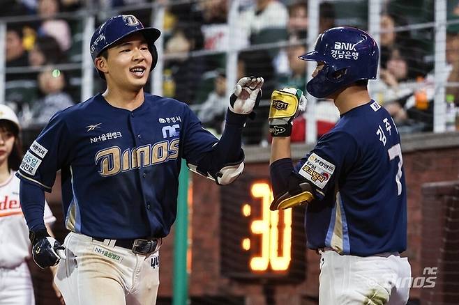 김휘집(왼쪽)과 김주원이 하이파이브를 하고 있다. 사진 | NC 다이노스