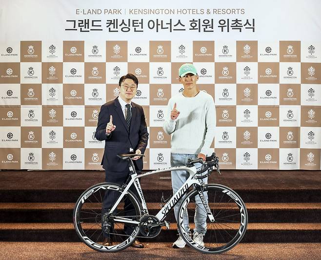 이지운 이랜드파크 대표와 가수 션(오른쪽)이 그랜드 켄싱턴 아너스 회원 위촉식에서 기념 촬영을 하고 있다.