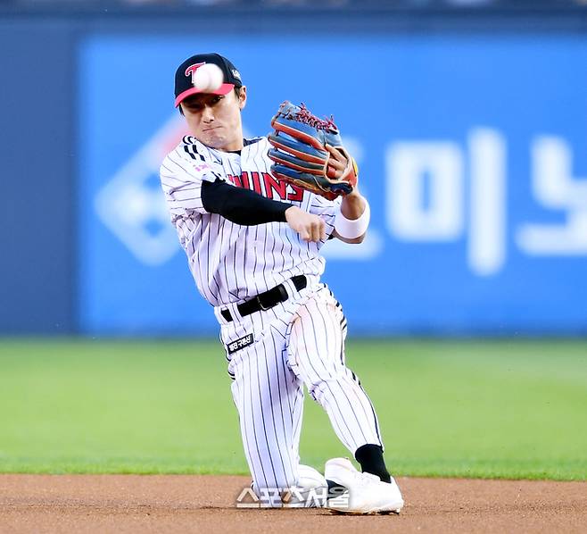 LG 2루수 신민재가 23일 서울 잠실구장에서 열린 2025 KBO리그 NC와 경기 1회초 상대 박민우 타구를 잡아 1루로 송구하고 있다. 잠실 | 최승섭기자 thunder@sportsseoul.com