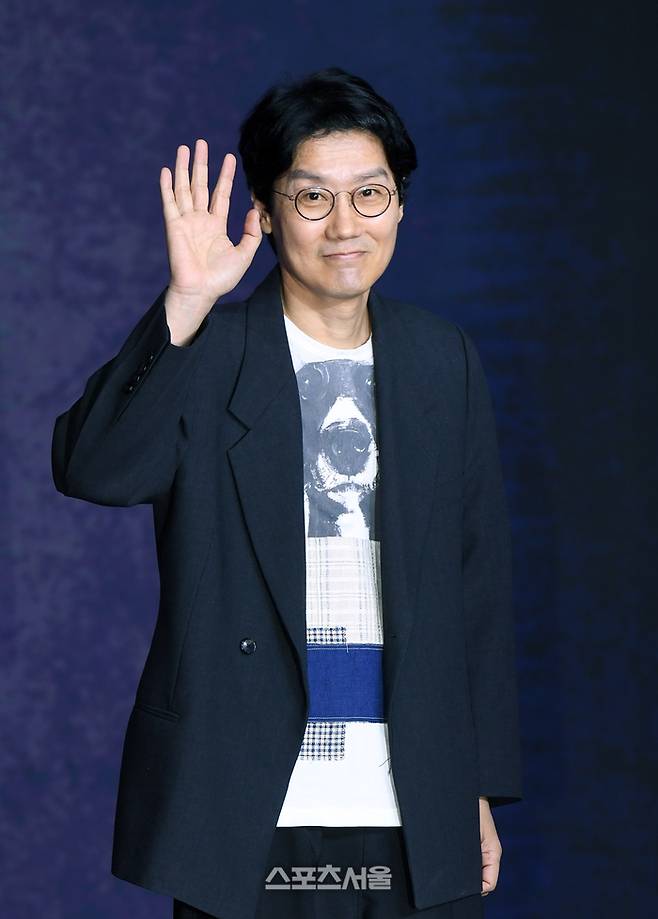 황동혁 감독이 9일 오전 서울 용산구 서울드래곤시티에서 열린 넷플릭스 시리즈 ‘오징어 게임?’ 시즌3 제작발표회에서 취재진을 향해 포즈를 취하고 있다. 2025. 6. 9.  박진업 기자 upandup@sportsseoul.com