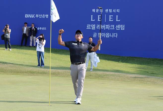 김홍택이 8일 열린 백송홀딩스 아시아드CC 부산오픈에서 우승을 확정한 후 세리머니를 하고 있다. 사진 | 대회조직위