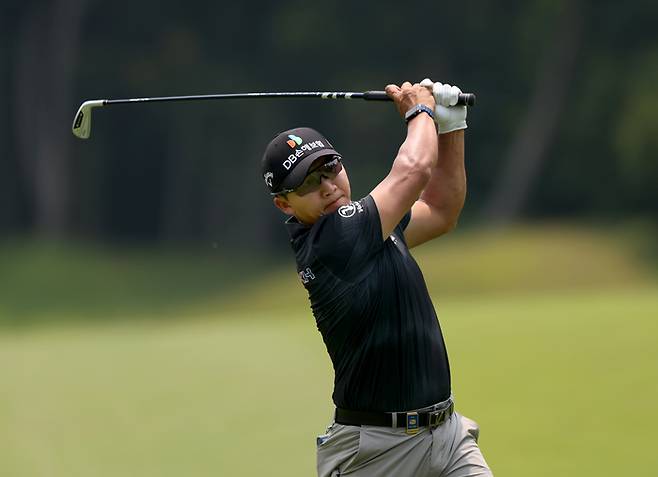 김홍택이 8일 열린 백송홀딩스 아시아드CC 부산오픈에서 아이언샷을 하고 있다. 사진 | 대회조직위