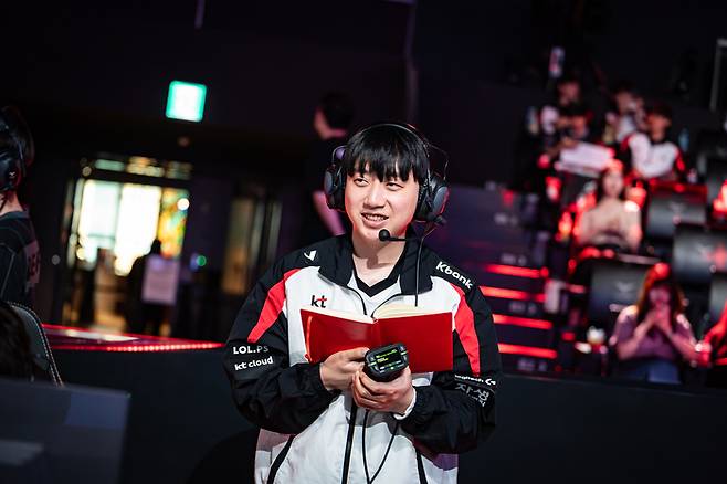 KT 고동빈 감독이 8일 서울 종로구 롤 파크에서 열린 MSI LCK 대표 선발전 디플러스 기아와 경기에 앞서 밴픽을 하고 있다. 사진 | 라이엇 게임즈