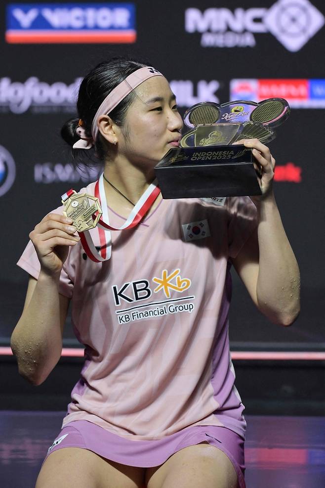 여자 배드민턴 간판 안세영이 지난 8일 인도네시아 자카르타에서 열린 세계배드민턴연맹(BWF) 월드투어 슈퍼 1000 인도네시아오픈 결승에서 중국의 왕즈이를 따돌리고 우승한 뒤 트로피에 입맞춤하고 있다. 사진 | 자카르타=AFP연합뉴스