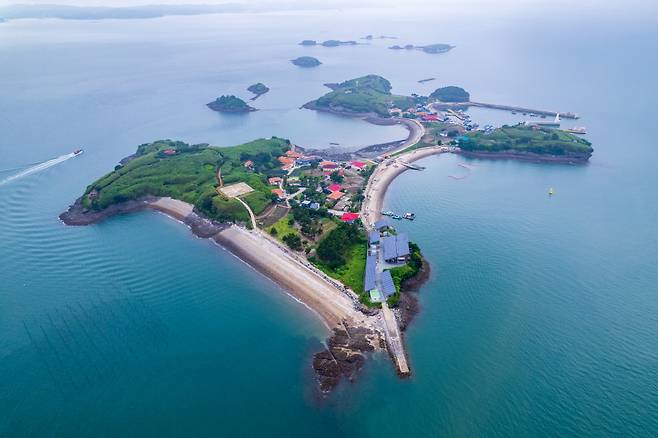 ◇죽도는 남당항에서 3km 지점에 있는 유인도다. 배로 10분 정도면 이동할 수 있고, 2시간 정도 산책로가 있어 서해를 온 몸으로 느끼며 여유로운 시간을 보낼 수 있다. 사진제공=지엔씨21
