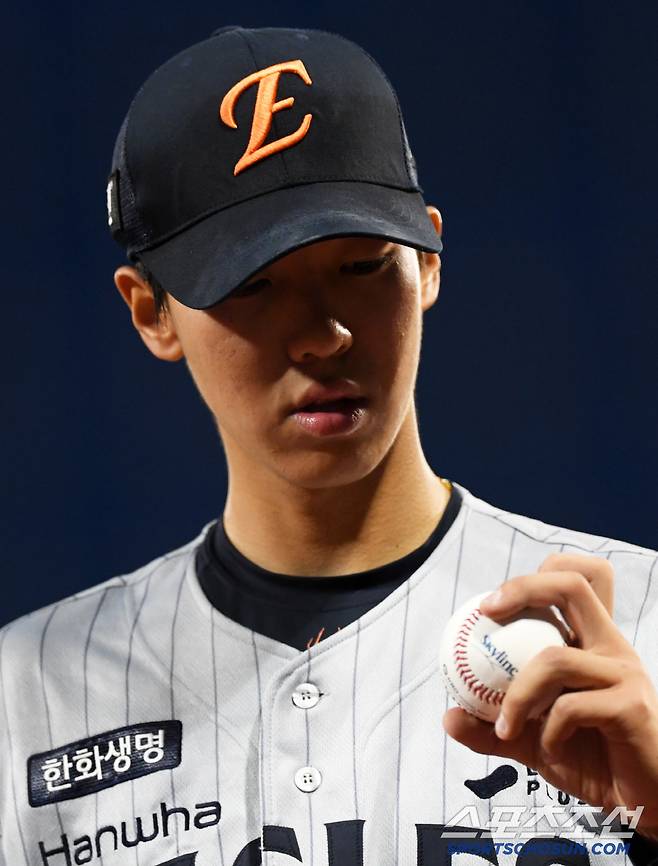 21일 울산 문수야구장에서 열린 NC 다이노스와 한화 이글스의 경기. 한화 황준서가 생각에 잠겨 있다. 울산=박재만 기자pjm@sportschosun.com/2025.05.21/