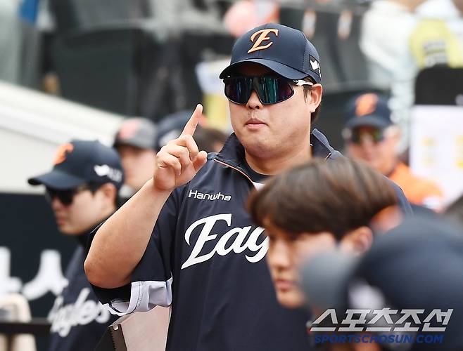 17일 대전 한화생명볼파크에서 열린 SSG-한화전. 8회까지 던지며 류현진의 17K를 넘어 18 탈삼진 신기록을 세운 폰세를 향해 류현진이 '1이닝 더'를 장난스럽게 제안하고 있다. 대전=정재근 기자 cjg@sportschosun.com/2025..5.17/