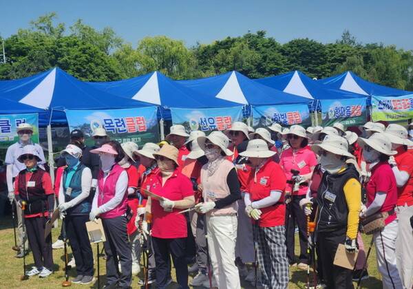 2025마포구 생활체육파크골프대회 참가자들이 개막식 행사에 참여히고 있다. 사진=마포구파크골프협회 제공