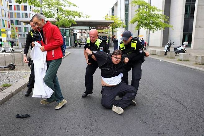 독일 베를린의 연방 하원 지하 주차장 입구를 막으려는 경찰관들 모습. 위 기사 이해를 돕기 위한 사진으로 내용과는 무관. 로이터연합뉴스