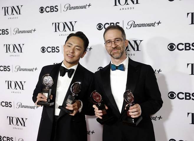 창작뮤지컬 '어쩌면 해피엔딩'의 창작자 박천휴(왼쪽)와 윌 애런슨이 8알(현지시간) 제78회 토니상 시상식이 열린 미국 뉴욕 라디오 시티 뮤직홀에서 기념사진을 찍고 있다.   [사진 제공= AFP연합뉴스]창작뮤지컬 '어쩌면 해피엔딩'의 창작자 박천휴(왼쪽)와 윌 애런슨이 8알(현지시간) 제78회 토니상 시상식이 열린 미국 뉴욕 라디오 시티 뮤직홀에서 기념사진을 찍고 있다.