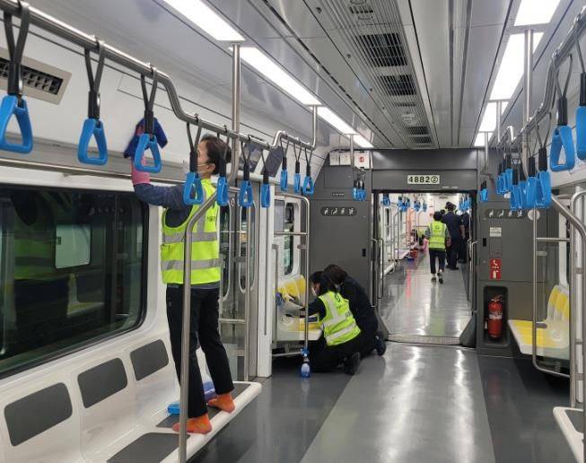 직원들이 4호선 열차 내 불법낙서를 지우고 있다. 서울교통공사