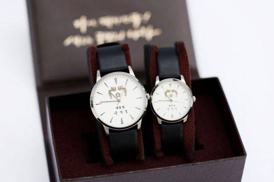 윤석열 전 대통령 기념 시계. 대통령실 제공