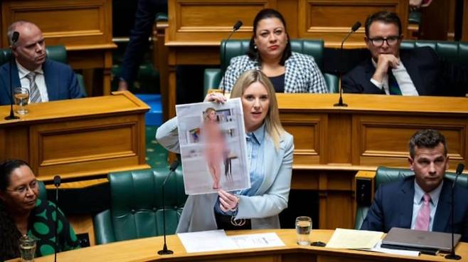 맥클루어 의원이 자신의 알몸 사진을 의회에서 공개하고 있다. /맥클루어 의원 인스타그램