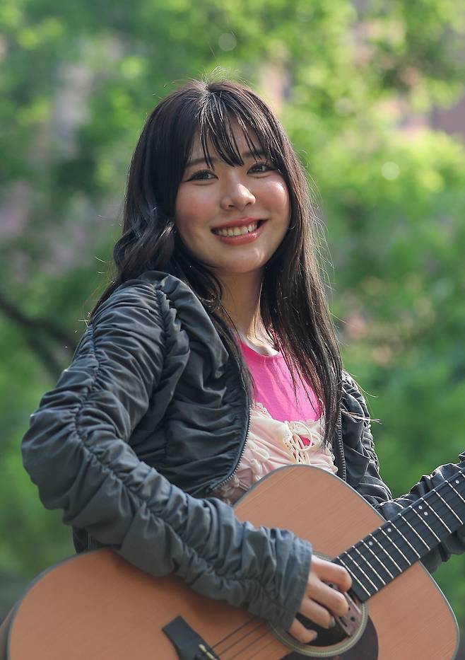 지난달 20일 서울에서 만난 일본 싱어송라이터 마유무라 치아키/박성원 기자