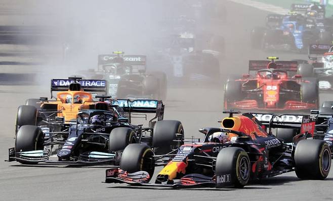 F1 그랑프리에서 질주하는 머신들. /EPA 연합뉴스