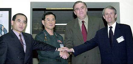 2003년 10월 6일 미군의 용산기지 반환규모와 이전비용등을 논의하기 위해 서울 미군 용산기지에서 열린 '미래 한미동맹 정책구상 5차 회의'에서 양측 대표들이 회의에 앞서 악수를 나누고 있다. 왼쪽부터 위성락 외교부 북미국장, 차영구 국방부 정책실장, 리처드 롤리스 미 국방부 동아태 담당 부차관보
