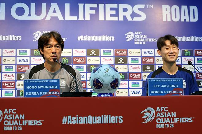 쿠웨이트와의 2026 월드컵 3차 예선 최종전을 하루 앞둔 9일 공식 기자회견에 나선 홍명보(왼쪽) 감독과 이재성. /뉴스1