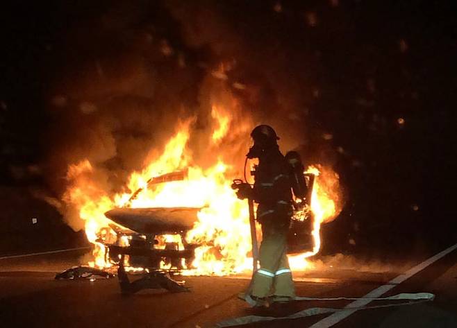 지난 8일 오후 9시48분께 충남 홍성군 서해안고속도로 서울 방면 홍성휴게소 부근을 지나던 그랜저 승용차가 고라니를 피하려다가 갓길 콘크리트 방호벽을 들이받고 불이났다. /연합뉴스