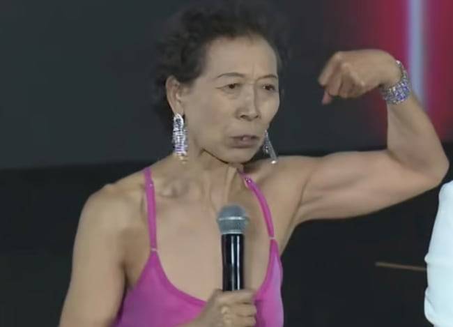 71세인 쑨밍후이가 중국 피트니스 대회에서 3위를 차지했다./더우인