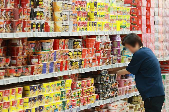 지난 1일 서울의 한 대형마트 라면 판매대. /연합뉴스