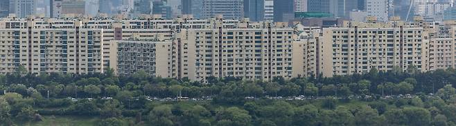 <YONHAP PHOTO-3870> 아파트 거래량 감소에도 고가 단지 밀집 서울 강남은 절반 이상 신고가    (서울=연합뉴스) 황광모 기자 = 지난달 서울 등 수도권 아파트 시장 거래량은 주춤했으나 서울 강남구, 경기 과천시 등 고가 단지 밀집지역에서는 선택적 매수세 유입으로 높은 신고가 거래 비중이 나타났다.    부동산 플랫폼 직방이 국토교통부 실거래가 자료를 분석한 결과 올 4월 수도권 아파트 거래량이 1만3천423건으로 전월(2만5천456건)보다 약 47% 준 것으로 조사됐다.    반면 강남구는 전체 거래의 59.0%가 종전 최고가와 동일하거나 이를 초과한 신고가로 거래된 것으로 집계됐다. 강남구의 신고가 거래 비중이 절반을 넘기기는 2022년 4월(53.7%) 이후 처음이다.    사진은 13일 서울 응봉산에서 바라온 강남구 압구정동, 청담동 일대 아파트 단지의 모습. 2025.5.13     hkmpooh@yna.co.kr/2025-05-13 15:01:56/<저작권자 ⓒ 1980-2025 ㈜연합뉴스. 무단 전재 재배포 금지, AI 학습 및 활용 금지>