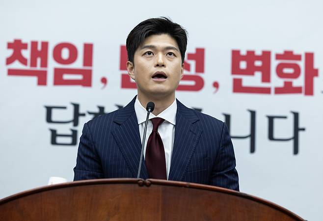 김용태 국민의힘 비상대책위원장이 9일 오후 서울 여의도 국회에서 열린 의원총회에서 발언을 하고 있다. /뉴스1