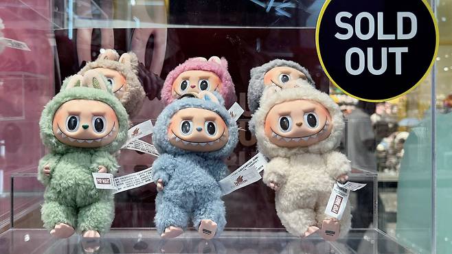 아랍에미리트(UAE) 두바이의 팝마트 매장 전시장에 ‘라부부’ 인형 판매 완료 스티커가 붙어 있다. /조선DB