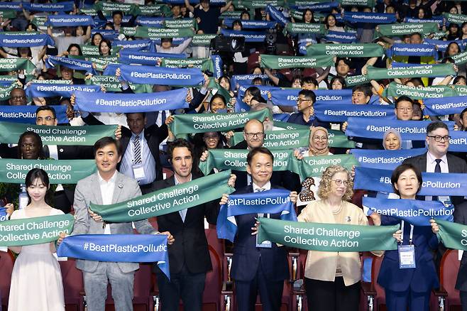 이병화 환경부 차관(사진 하단 가운데)이 5일 제주 서귀포시 제주국제컨벤션센터에서 열린 제54차 세계 환경의 날 기념식에서 참석자들과 퍼포먼스 하고 있다./환경부