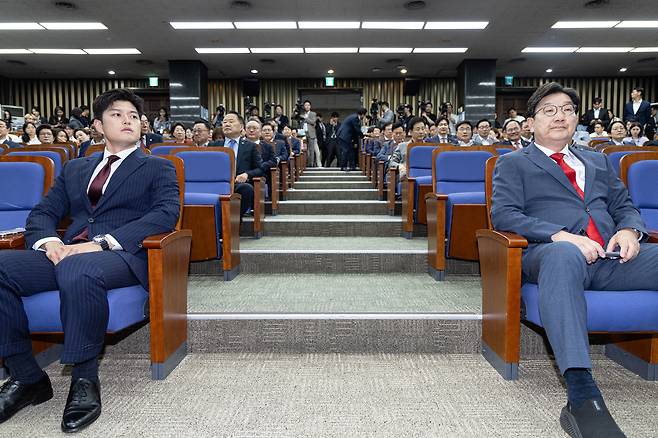 김용태 국민의힘 비상대책위원장(왼쪽)과 사퇴를 표명한 권성동 원내대표가 9일 오후 서울 여의도 국회에서 열린 의원총회에 참석해 있다. /뉴스1