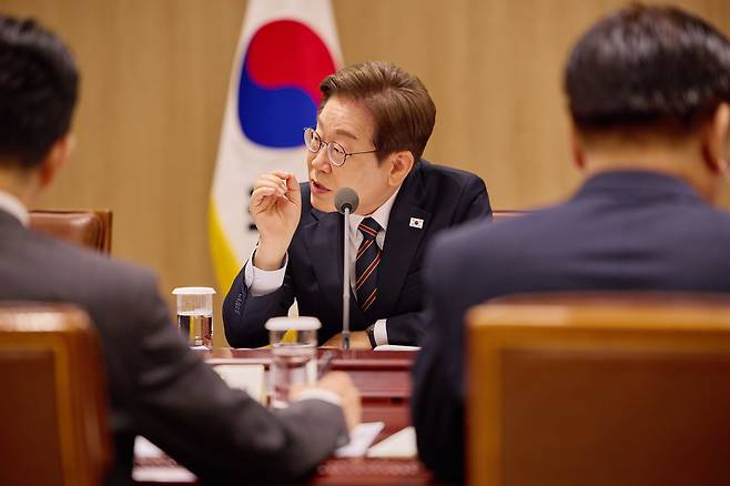 이재명 대통령이 9일 서울 용산구 대통령실 청사에서 열린 비상경제점검 TF 2차 회의를 주재하고 있다. /대통령실 제공