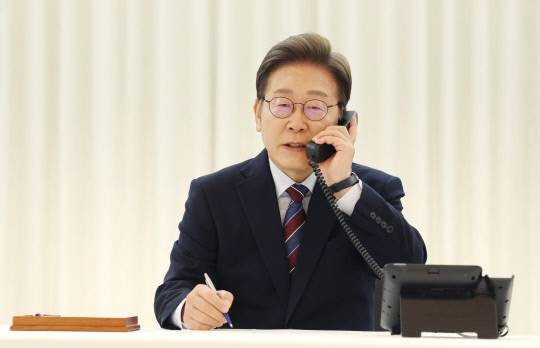 이재명 대통령이 6일 서울 한남동 관저에서 도널드 트럼프 미국 대통령과 전화 통화를 하기 위해 수화기를 들고 있다. 연합뉴스