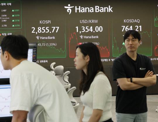 9일 서울 중구 하나은행 딜링룸에서 딜러들이 분주히 움직이고 있다. 이날 코스피 종가는 전 거래일 대비 43.72포인트(1.55%) 오른 2,855.77로 집계됐다. 연합뉴스