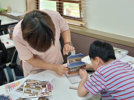 공주교육지원청은 '2025 학교 밖 동네방네 늘봄교실'을 경천마을학교와 충남역사박물관 두 곳에서 처음 운영하며 본격적으로 운영에 돌입했다. 사진=공주교육지원청 제공