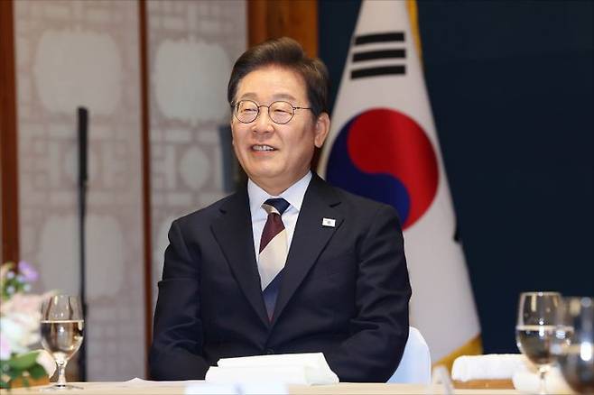 이재명 대통령이 지난 4일 오전 국회 사랑재에서 우원식 국회의장 등 여야 대표들과 함께 오찬을 하기 전 환담하고 있다. ⓒ국회사진기자단