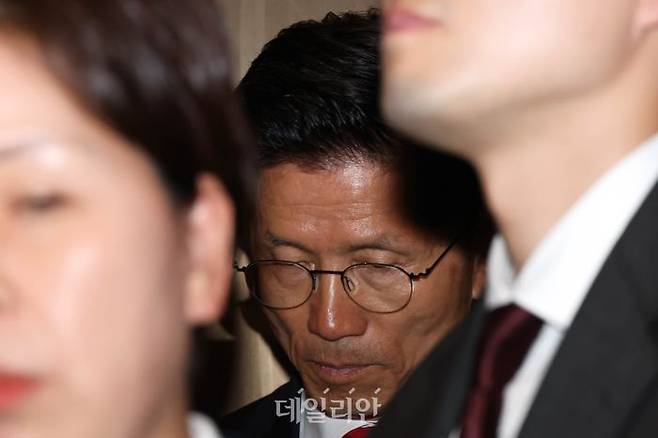 제21대 대통령 선거에서 이재명 더불어민주당 대선 후보의 당선이 확실시된 지난 4일 새벽 김문수 국민의힘 대선후보가 서울 여의도 국민의힘 중앙당사에서 입장을 밝힌 뒤 승강기에 탑승해 굳은 표정을 하고 있다. ⓒ데일리안 방규현 기자