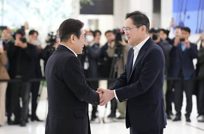 지난 3월 이재명 당시 더불어민주당 대표와 이재용 삼성전자 회장이 인사를 나누고 있다. ⓒ뉴시스