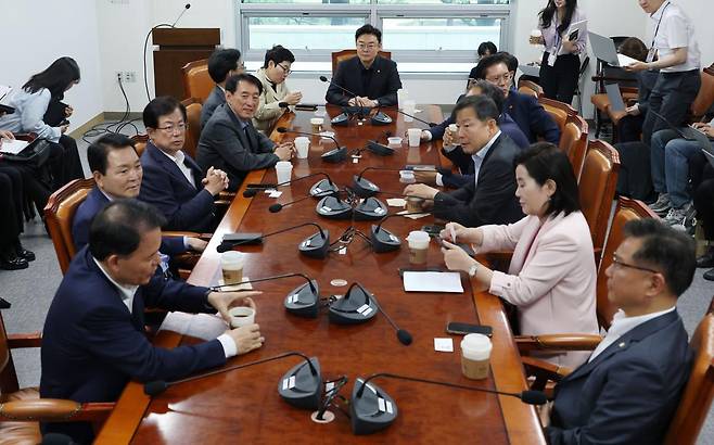 국민의힘 3선 의원들이 9일 오전 서울 여의도 국회 의원회관에서 대선 패배 이후 당의 수습과 개혁안 등에 대한 논의를 위한 회동을 하고 있다. 이날 회동에는 김성원, 김희정, 이철규, 임이자, 성일종, 송석준, 정점식, 이만희, 김석기, 추경호, 윤한홍, 이양수 의원이 참석했다. 2025.6.9/뉴스1