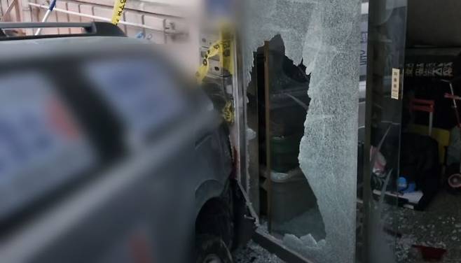 9일 오전 5시경 서울 서대문구 홍은동 한 골목길을 오르던 승합차가 뒤로 미끄러져 빌라 건물과 충돌했다. (제보자 제공) 채널A